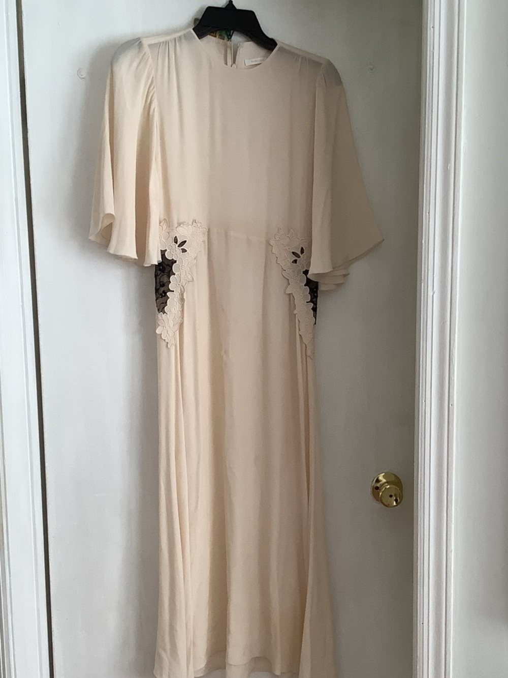 Elegant Cream Floral-Applique Midi Dress
Silk
